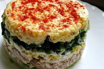 Слоёный салат с грибами, ветчиной и картофелем "Новогодний"