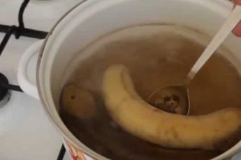 Она опустила банан в кипящую воду… Ты удивишься, когда узнаешь зачем! 8 Она опустила банан в кипящую воду… Ты удивишься, когда узнаешь зачем!