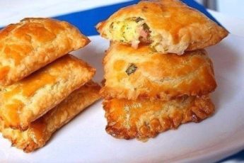 Пирожки из слоеного теста с зеленым луком, сыром и ветчиной 2 Пирожки из слоеного теста с зеленым луком, сыром и ветчиной