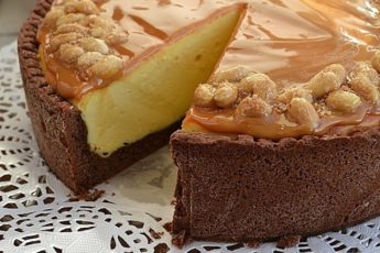 Творожник со сгущёнкой и орехами