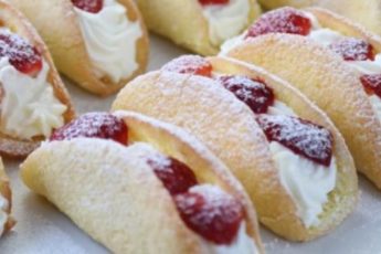 Бисквитные пирожные с клубникой: ароматные и очень вкусные