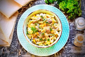 Аппетитный салат с шампиньонами, сыром и кукурузой
