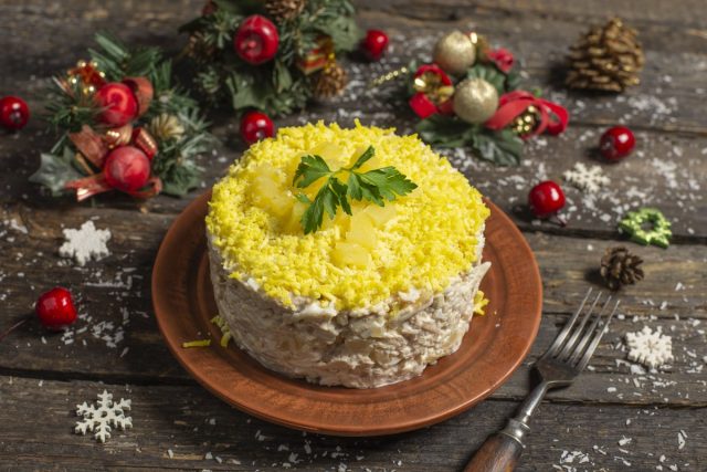Идеальный Новогодний салат с ананасами и курицей