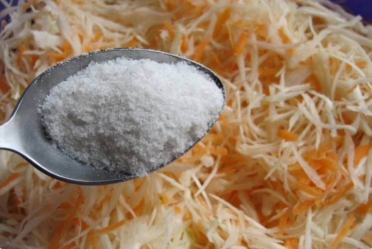 Удивительная добавка при квашении капусты, которая делает ее в разы вкуснее и ароматнее