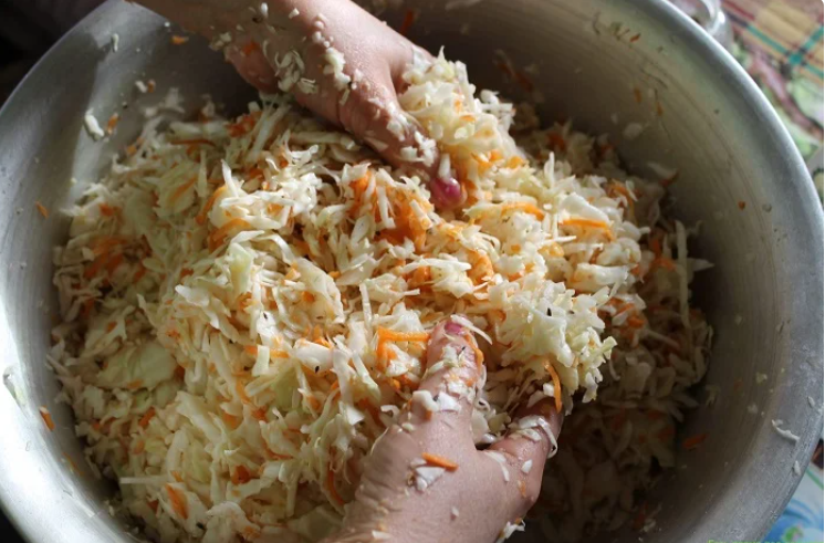 Удивительная добавка при квашении капусты, которая делает ее в разы вкуснее и ароматнее