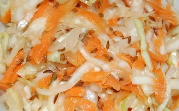 Удивительная добавка при квашении капусты, которая делает ее в разы вкуснее и ароматнее