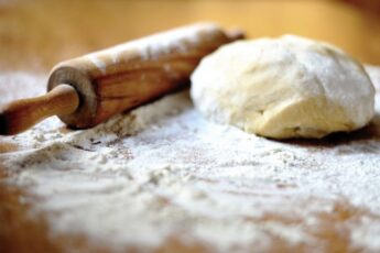 Беспроигрышный рецепт слоеного теста. Без холодильника, яиц и даже без дрожжей, но получается в сто слоев?