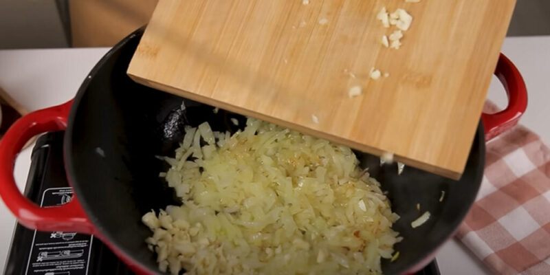 Это так вкусно, ? что я готовлю его минимум 3 раза в неделю! Домашняя лазанья на ужин! На тарелке ничего не останется! Делюсь вкусным рецептом