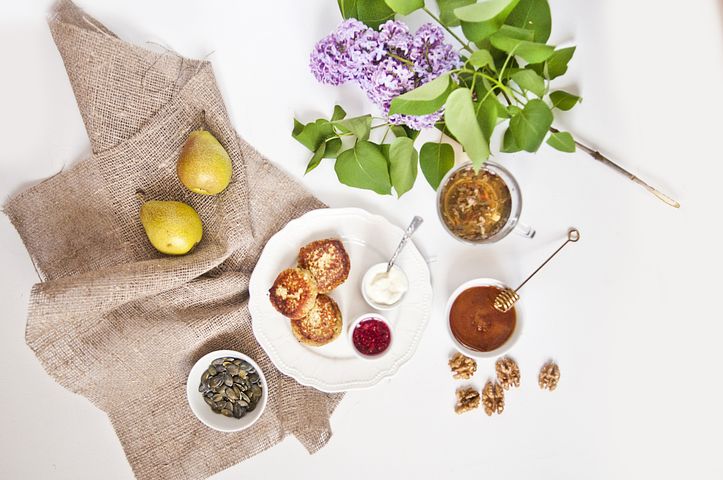 Не добавляйте этот ингредиент в тесто – и почувствуете настоящий вкус сырников. Повар рассказал, как правильно готовить это блюдо