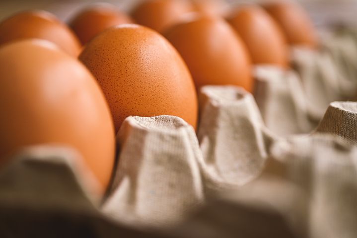 Совсем не обязательно хранить яйца в дверцах холодильника