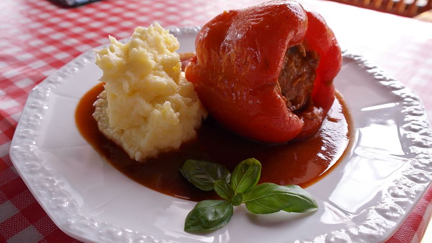 Фаршированные перцы с мясной начинкой и рисом – нет ничего более ароматного и сочного