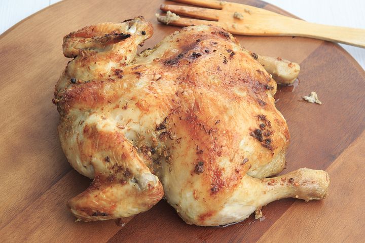Вкусный рецепт запеченной курицы: опытные повара раскрыли 3 хитрости