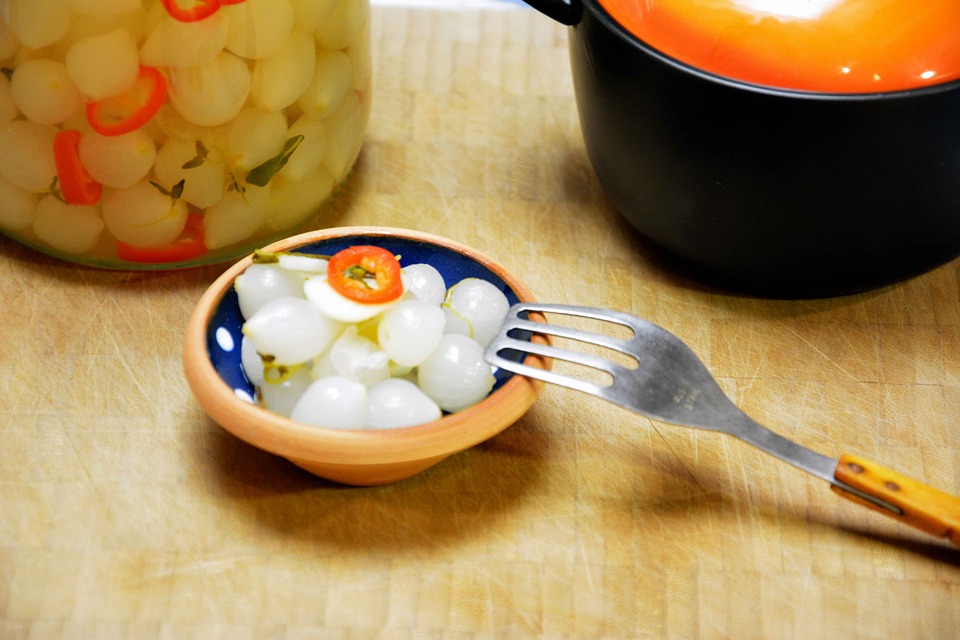 Как вкусно замариновать лук: идеальный вариант для салата или шашлыка – не все хозяйки знают