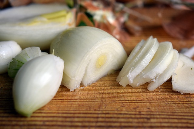 Как вкусно замариновать лук: идеальный вариант для салата или шашлыка – не все хозяйки знают
