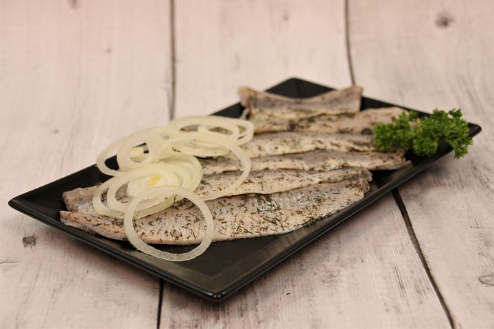 Рецепт засолки селедки дома: совет Евгения Клопотенко