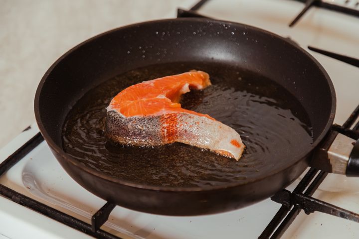 “Брызгает масло при приготовлении еды? Способы защиты от этого “