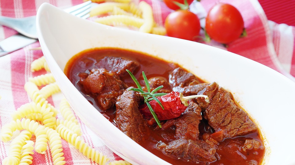Как приготовить вкусный и сочный гуляш из свинины
