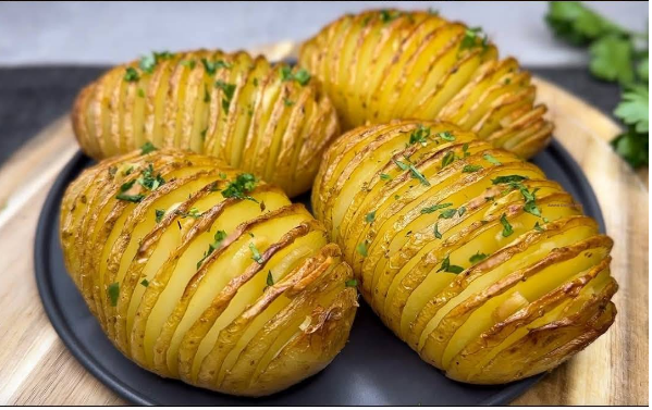 Картофель Хассельбек с чесночным маслом