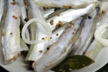 Рецепт узнала в рыбном магазине: как вкусно засолить мойву. Не жарю и не запекаю 28 Рецепт узнала в рыбном магазине: как вкусно засолить мойву. Не жарю и не запекаю