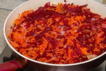 Уважающая себя хозяйка никогда не будет жарить свеклу в борщ, ее готовят по-другому. 29 Уважающая себя хозяйка никогда не будет жарить свеклу в борщ, ее готовят по-другому.
