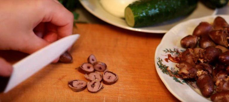 Салат с куриными сердечками и кукурузой