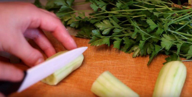 Салат с куриными сердечками и кукурузой