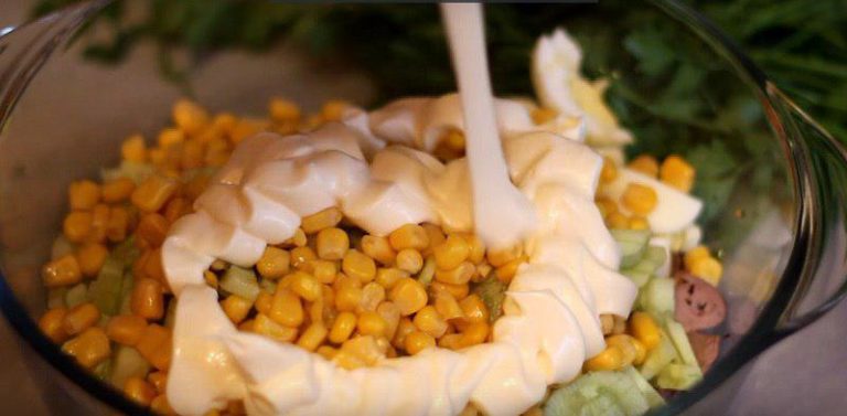 Салат с куриными сердечками и кукурузой