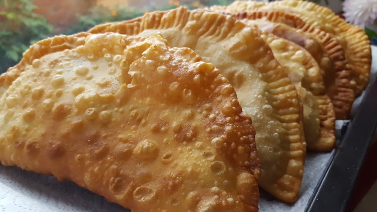 Чебуреки с мясом как в чебуречной – сочная начинка и хрустящее тонкое тесто с пузырьками.