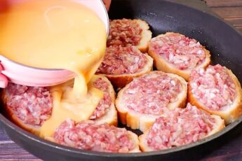 Нарезаем батон и распределяем сверху фарш для сочного, вкусного мясного пирога без хлопот с тестом 4 Нарезаем батон и распределяем сверху фарш для сочного, вкусного мясного пирога без хлопот с тестом