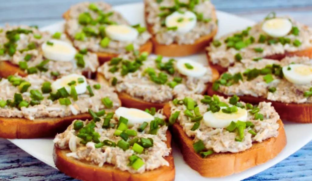 Простая, но очень вкусная намазка на хлеб. Готовится очень быстро!