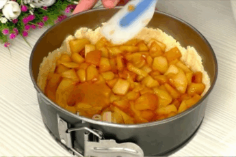 Яблочный пирог с кремом-суфле просто тает во рту. Просто и очень вкусно