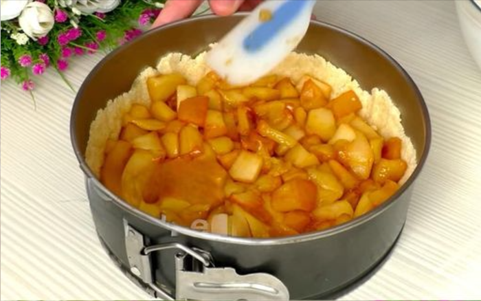 Яблочный пирог с кремом-суфле просто тает во рту. Просто и очень вкусно
